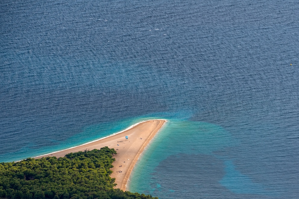 Der Strand von Zlatni Rat in Kroatien