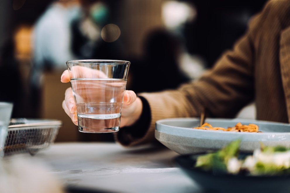 Auch mal ein Glas Wasser, statt nur Cola oder Wein zu trinekn, hilft beim Abnehmen im Urlaub