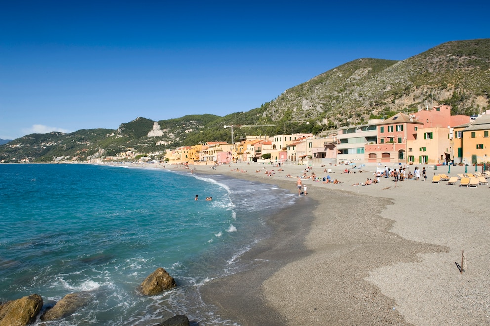 Der Strand auf PLatz 8 liegt im kleinen Dorf Varigotti 