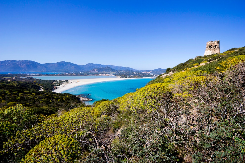 Der Strand von Spiaggia di Porto Giunco wird auch „Strand der zwei Buchten“ genannt