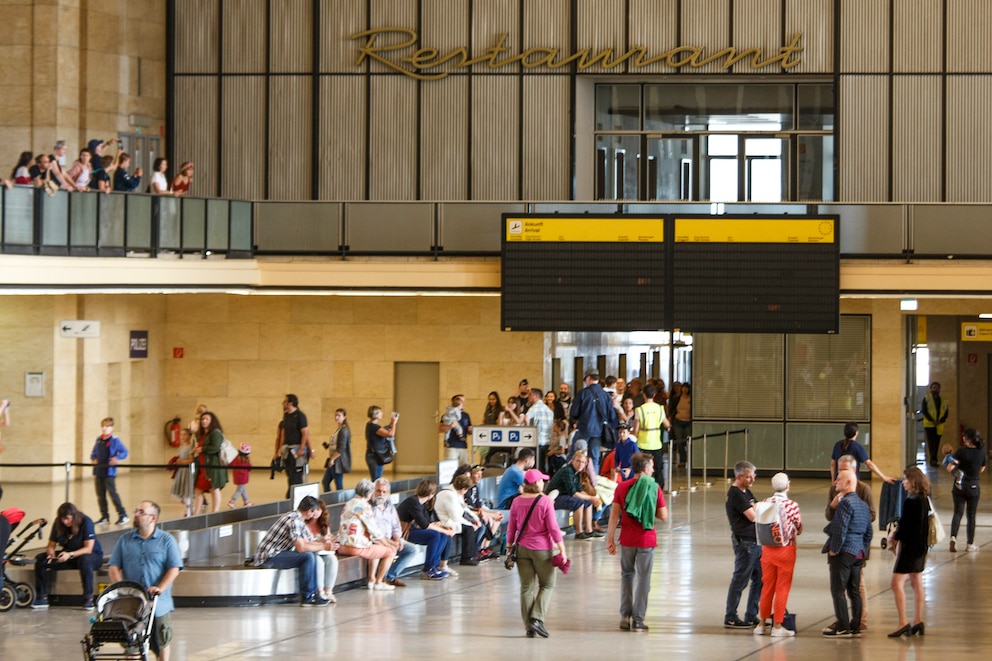 Die Haupthalle des Flughafens Tempelhof beim „Tag der offenen Tür“. Bei meinem Besuch ist die Halle leer. Foto: dpa picture allience