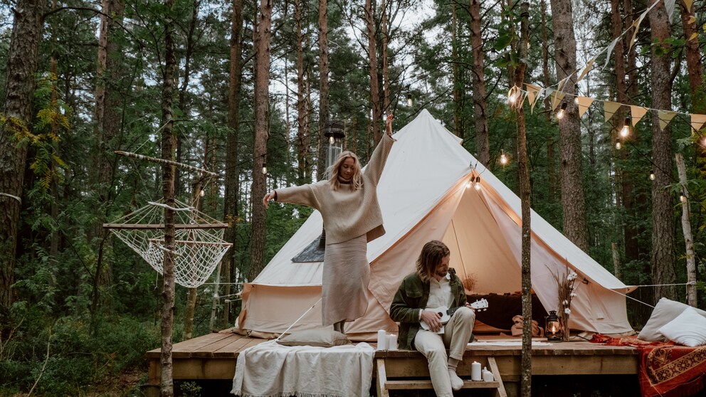 Lichterkette, Teppiche, gute Musik: Machen Sie Ihren Camping-Trip zu etwas Besonderem!