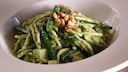 Pesto alla Genovese hat bestimmt jeder schon mal gegessen. Mit diesem Rezept gelingt das leckere Pesto auch zu Hause.
