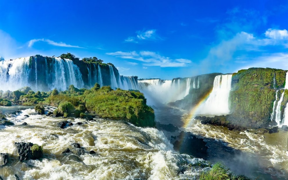 The Iguazú Falls are truly extraordinary