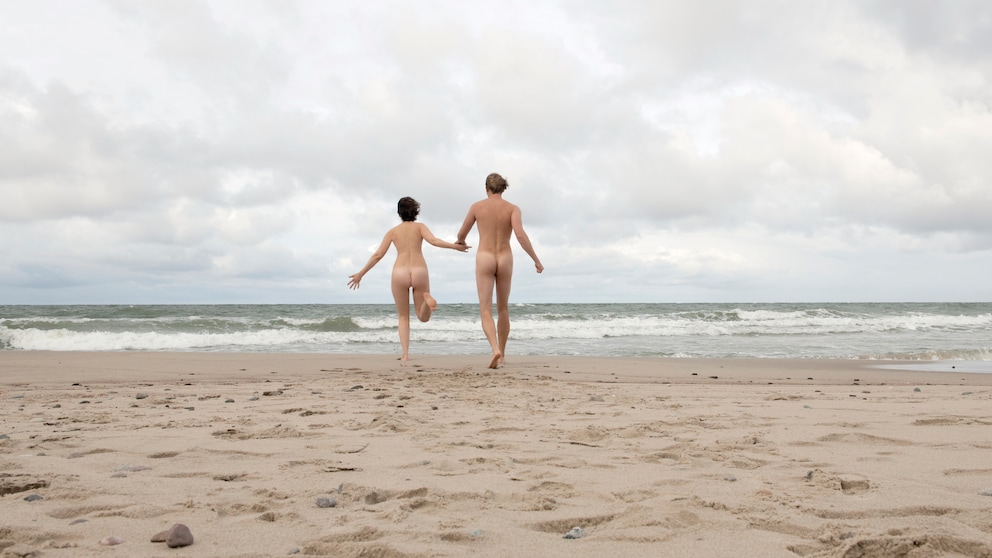 FKK-Anhänger gibt es überall in Deutschland. Eine Analyse gibt jetzt Aufschluss darüber, in welchen Städten am häufigsten nach den Worten FKK und Strand in Kombination gesucht wird.