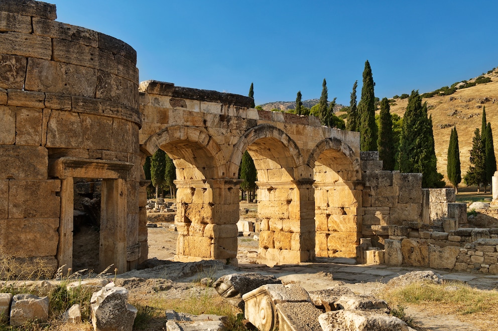 Die Ruinen von Hierapolis liegen oberhalb der heutigen Stadt Pamukkale – und sind auch heute noch gefährlich