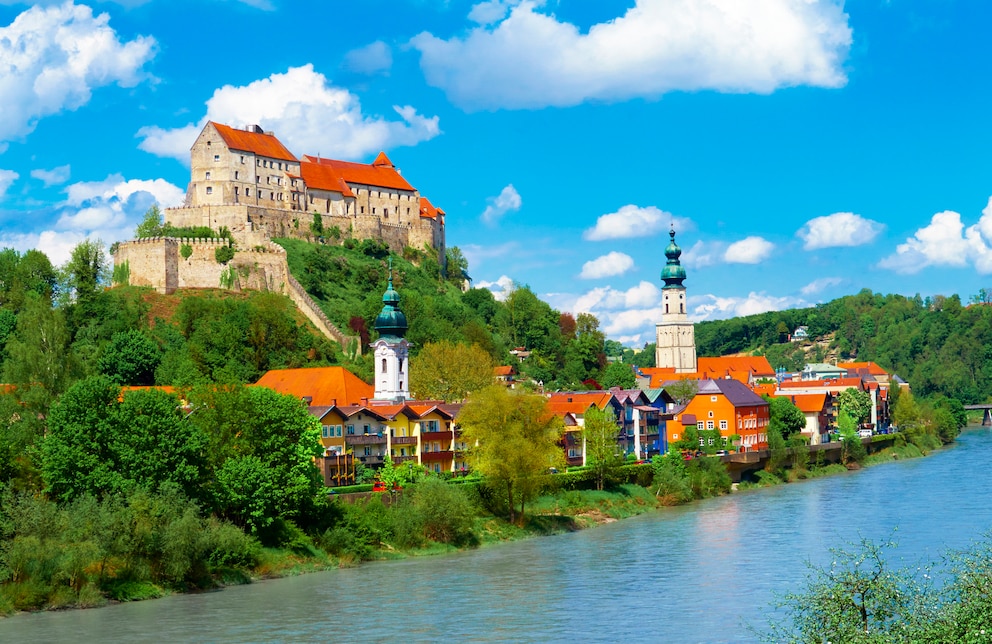 Die Burg von Burghausen thront oberhalb des Flusses Salzach