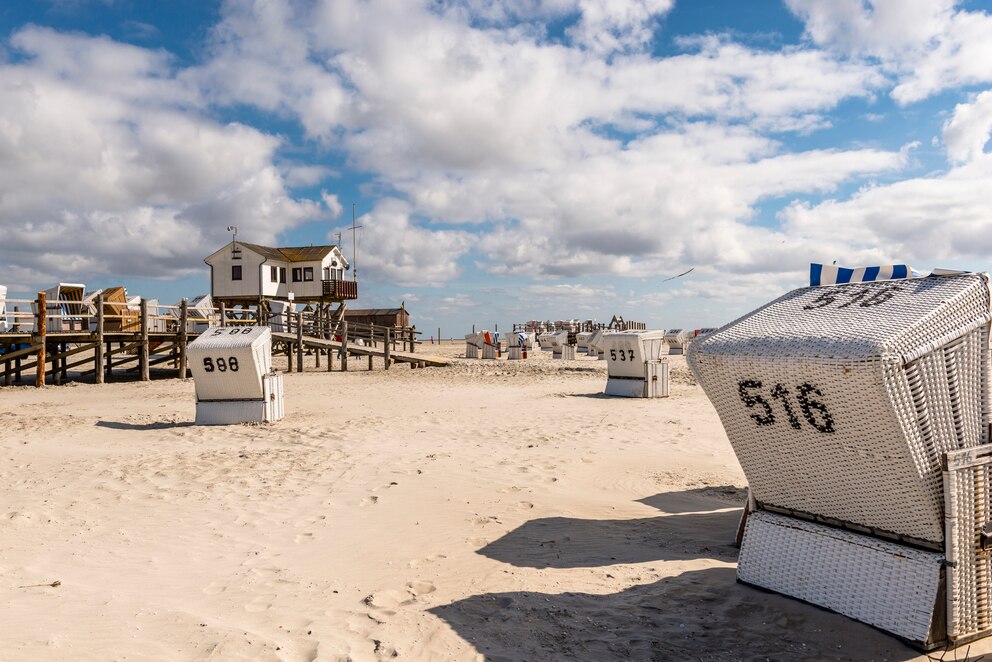 Die Pfahlbauten und Strandkörbe sind Markenzeichen von St. Peter-Ording