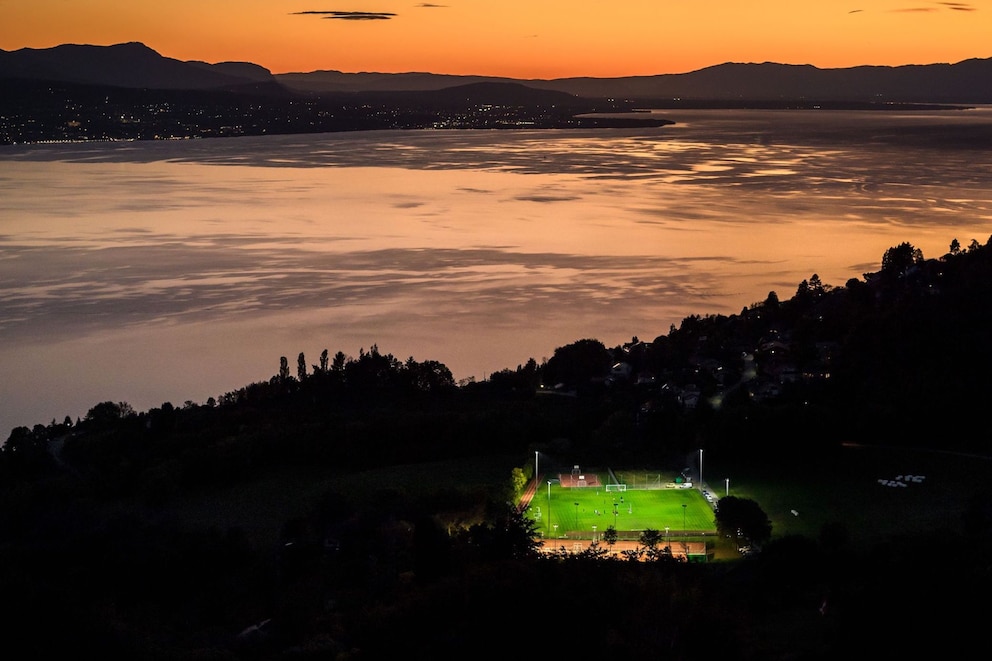 Am Genfer See in der Schweiz gibt es dieses Fußballfeld