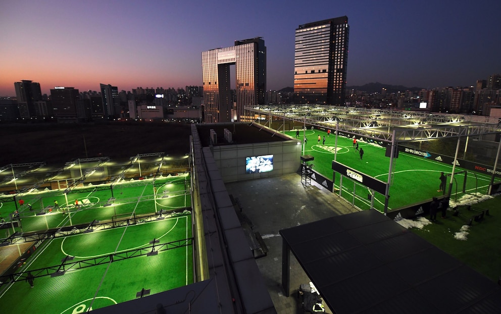 Auf einer Shopping-Mall in Seoul in Südkorea stehen zwei Fußballfelder zur Verfügung