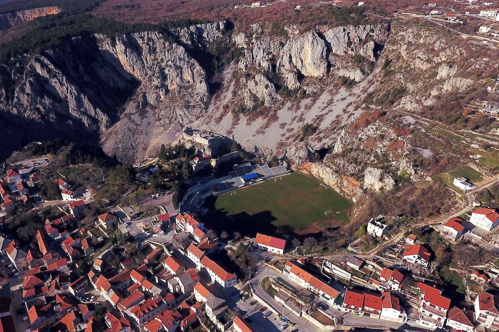 Hier ist das Stadion Gospin Dolac in Imotski in Kroatien zu sehen