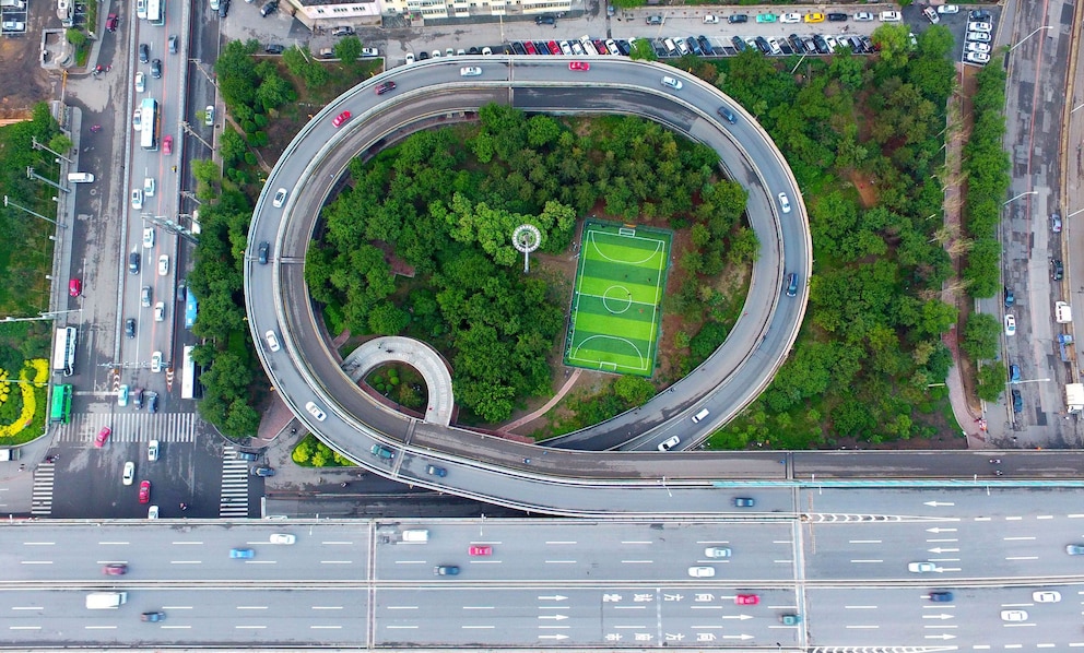 An der Autobahn in Shenyang in China liegt dieser Fußballplatz