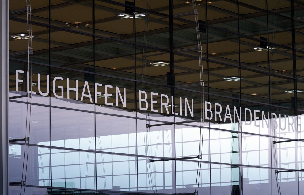 Die Fassade des Terminal 1 des Flughafens Berlin Brandenburg ist eine gigantische Glas-Fläche