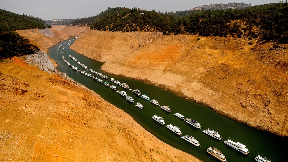 Auf diesem Foto sieht man nicht etwa eine Karavane von Booten auf einem Fluss, sondern einen Arm des sonst riesigen Lake Oroville