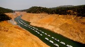 Auf diesem Foto sieht man nicht etwa eine Karavane von Booten auf einem Fluss, sondern einen Arm des sonst riesigen Lake Oroville