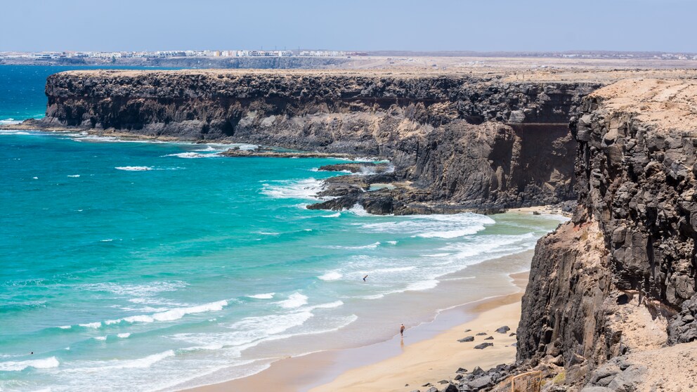Fuerteventura: Sandstrand, türkises Meer und vulkanische Felsen