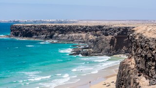 Fuerteventura: Sandstrand, türkises Meer und vulkanische Felsen