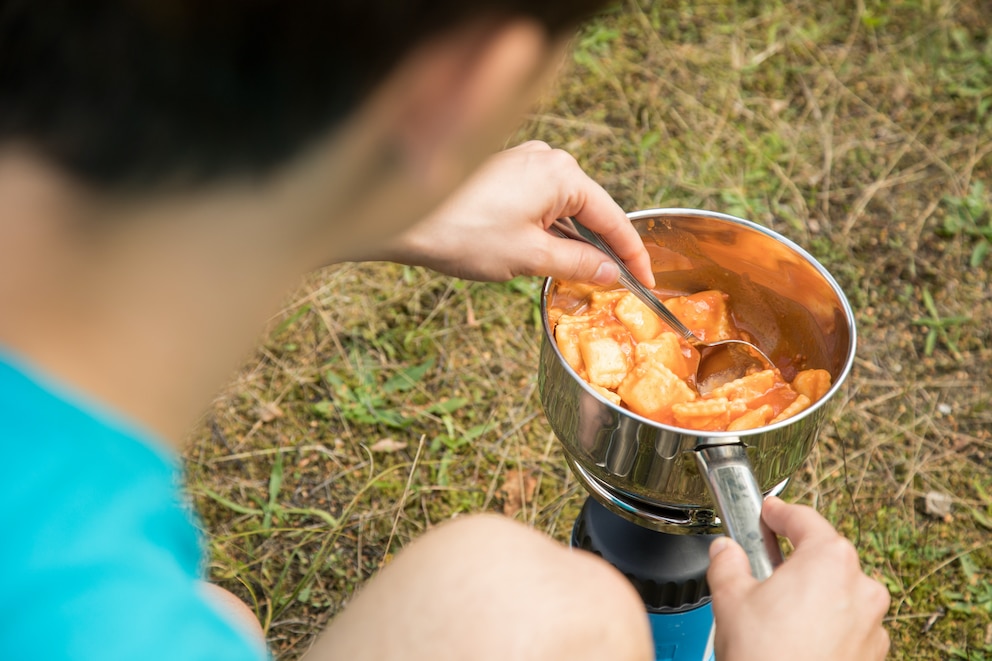 Dosenravioli? Kochen im Camper sieht schon lange anders aus. Foto: dpa Picture Alliance