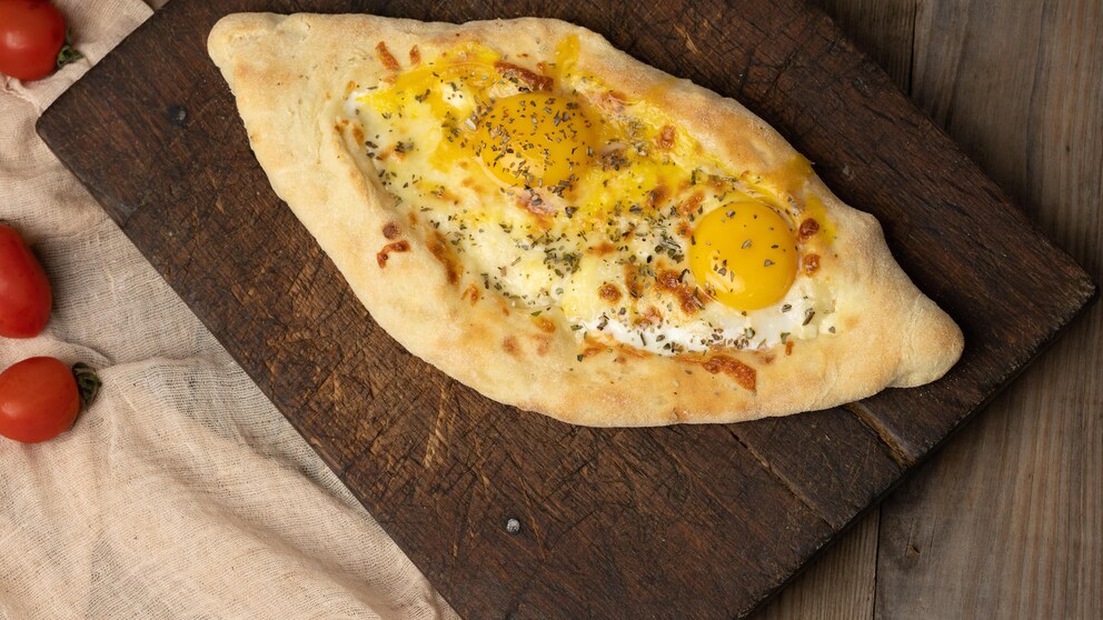 Khachapuri ist eine der wenigen Spezialitäten der Region, die von Haus aus vegetarisch sind