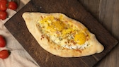 Khachapuri ist eine der wenigen Spezialitäten der Region, die von Haus aus vegetarisch sind 