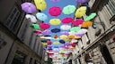 Straße mit farbigen Regenschirmen