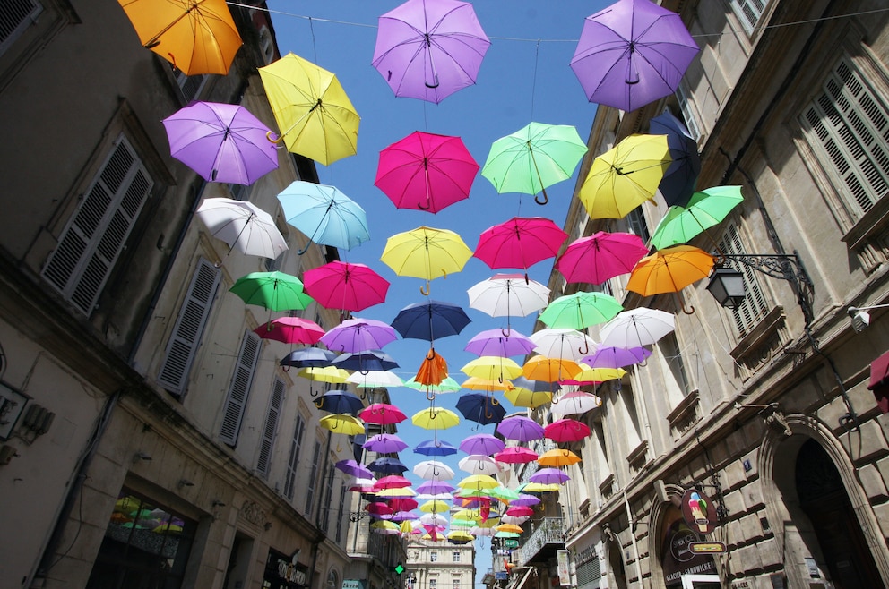 Straße mit farbigen Regenschirmen