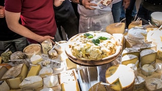 Eine Pizza Quattro Formaggi mit vier verschiedenen Käsesorten dürften die meisten schon einmal probiert haben. Doch wie schmeckt wohl die neue, in Frankreich gekürte Weltrekord-Pizza mit 834 Käsesorten?