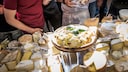 Eine Pizza Quattro Formaggi mit vier verschiedenen Käsesorten dürften die meisten schon einmal probiert haben. Doch wie schmeckt wohl die neue, in Frankreich gekürte Weltrekord-Pizza mit 834 Käsesorten?