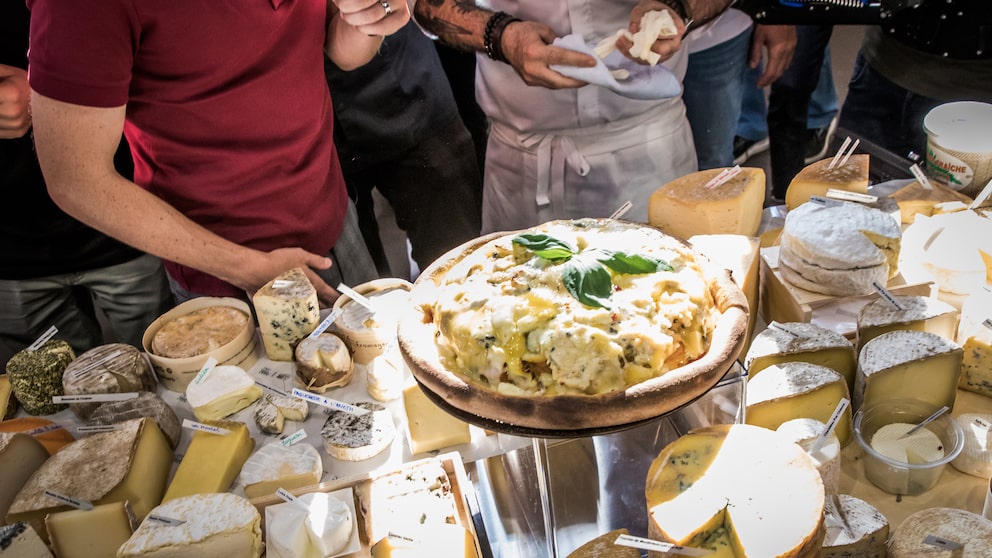 Eine Pizza Quattro Formaggi mit vier verschiedenen Käsesorten dürften die meisten schon einmal probiert haben. Doch wie schmeckt wohl die neue, in Frankreich gekürte Weltrekord-Pizza mit 834 Käsesorten? 