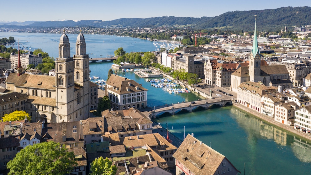 Die Altstadt von Zürich, der Zürichsee, Grossmünster und der Fluss Limmat
