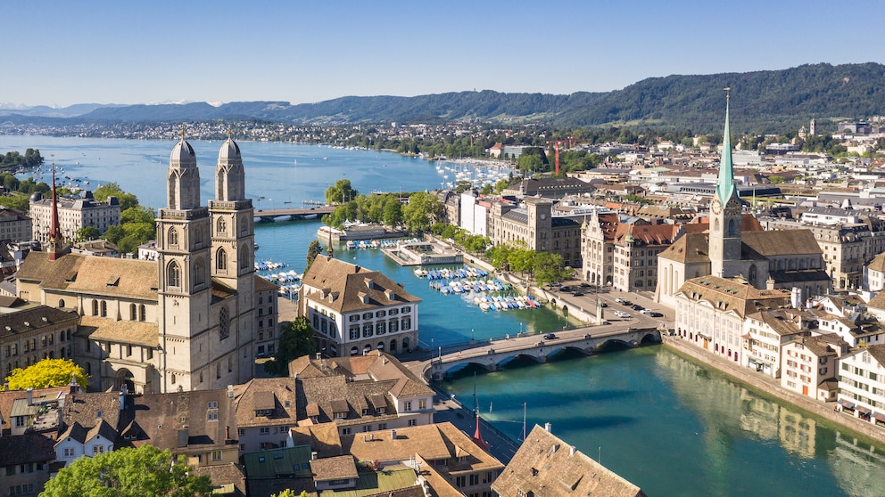 Die Altstadt von Zürich, der Zürichsee, Grossmünster und der Fluss Limmat