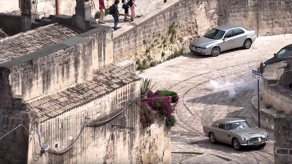 James Bond im Aston Martin in Matera, Italien
