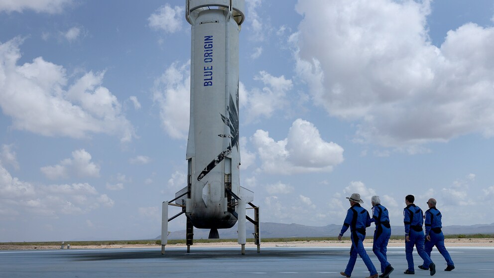 Jeff Bezos' Blue Origin New Shepard Space Rakete fliegt den Billionär und andere Passagiere ins All
