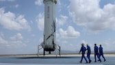 Jeff Bezos' Blue Origin New Shepard Space Rakete fliegt den Billionär und andere Passagiere ins All