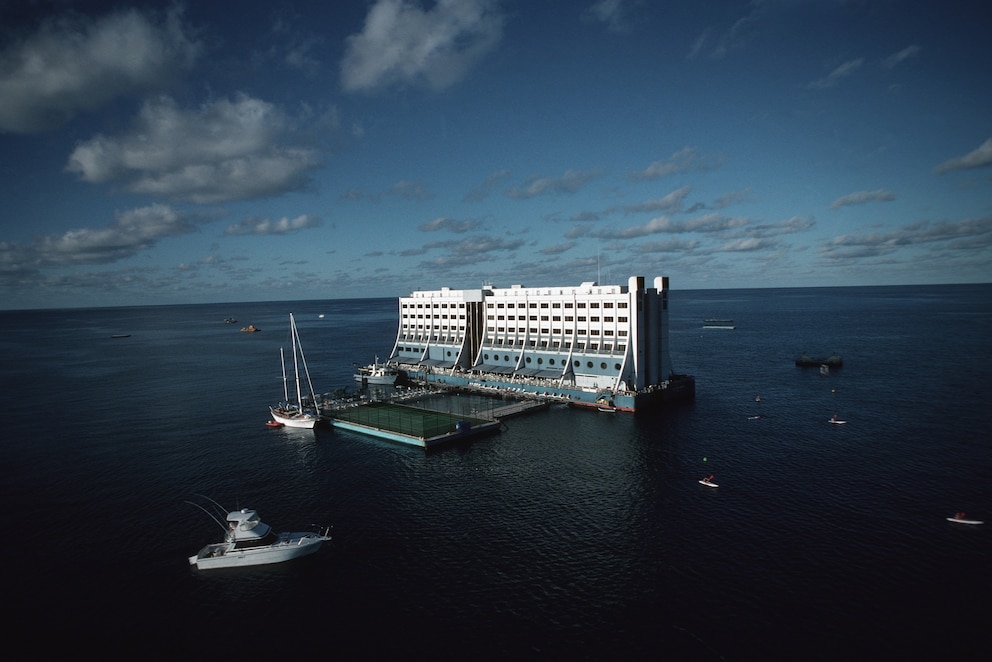 Barrier Reef Floating Resort