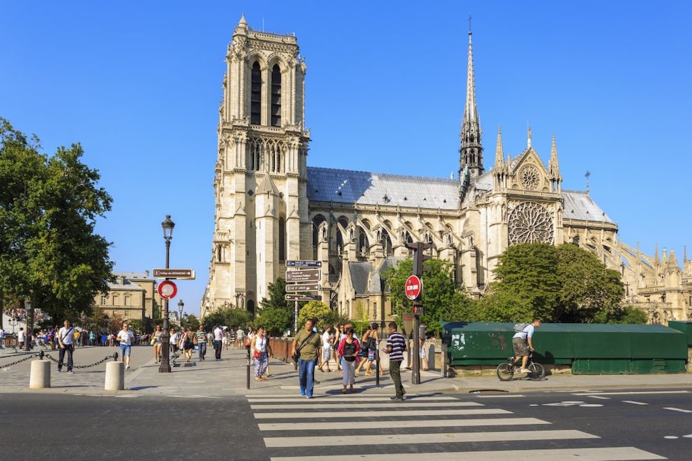 A crosswalk in front of Notre Dame in Paris–those who want to cross should muster courage