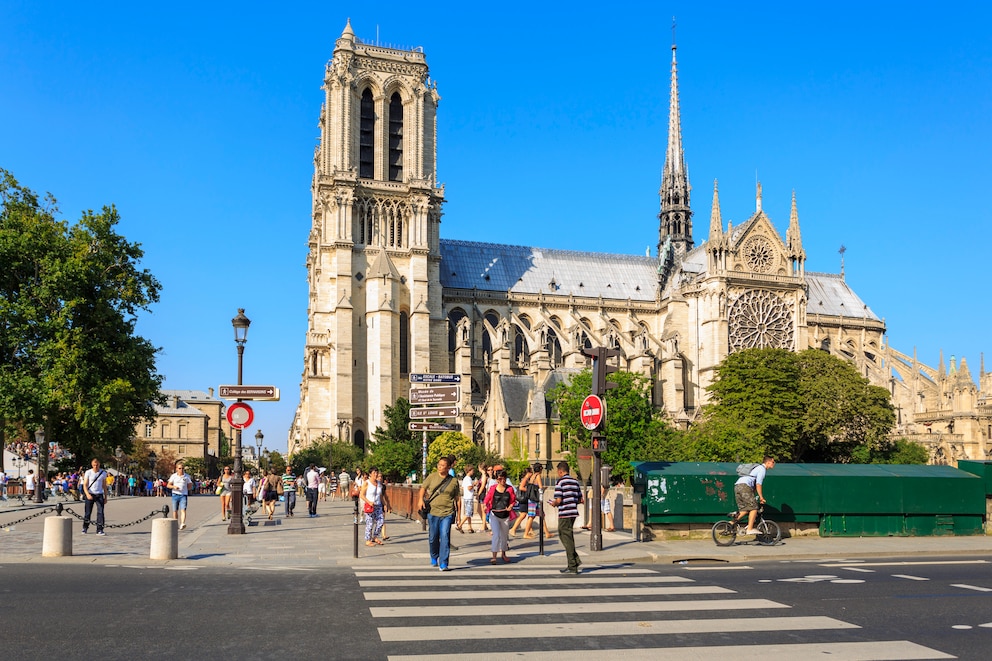 Ein Zebrastreifen vor Notre Dame in Paris – wer ihn überqueren will, sollte Mut fassen