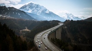 Der Brennerpass verläuft an der Grenze zwischen Österreich und Italien. Aber warum heißt er eigentlich so?