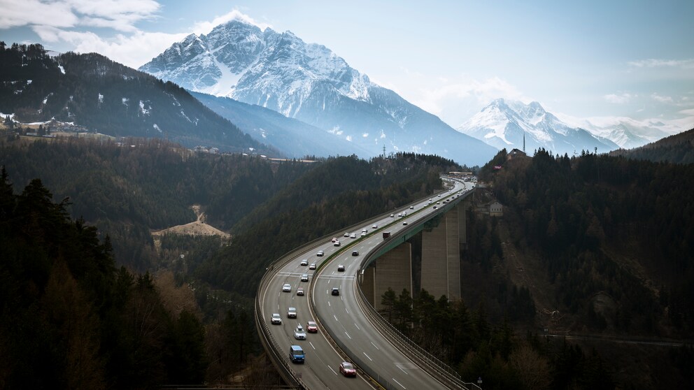 Der Brennerpass verläuft an der Grenze zwischen Österreich und Italien. Aber warum heißt er eigentlich so?