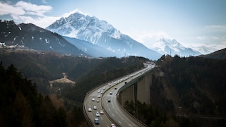 Der Brennerpass verläuft an der Grenze zwischen Österreich und Italien. Aber warum heißt er eigentlich so? 