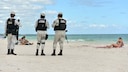 Soldaten patroullieren am Montag (.8.11.) an der Playa Pescadores in Tulum