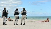 Soldaten patroullieren am Montag (.8.11.) an der Playa Pescadores in Tulum