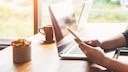 Flug buchen online mit Handy und Laptop