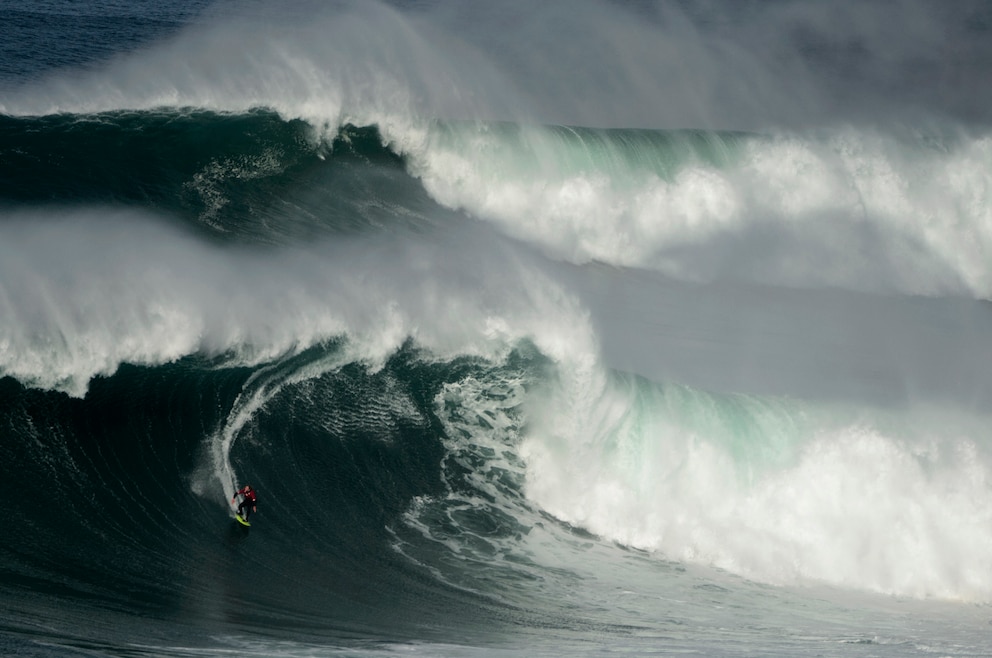 Surfer auf Riesenwelle in Nazaré