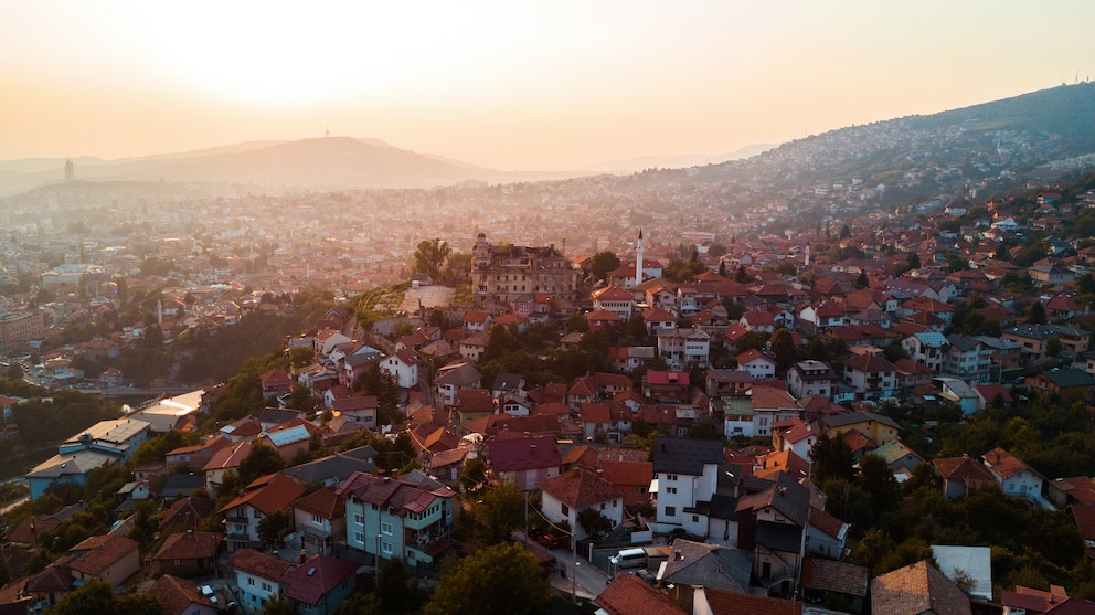 Sarajevo liegt mitten in den Bergen, die Stadt ist also alles andere als flach. 
