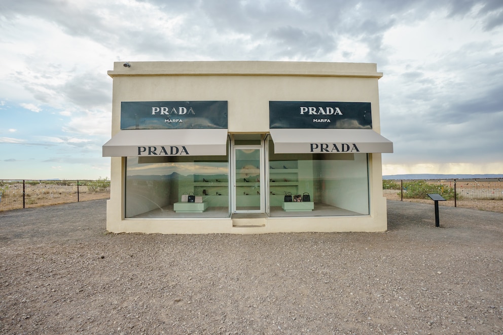 Schuhe und Taschen für den Store in der Wüste hat Prada selbst beigesteuert