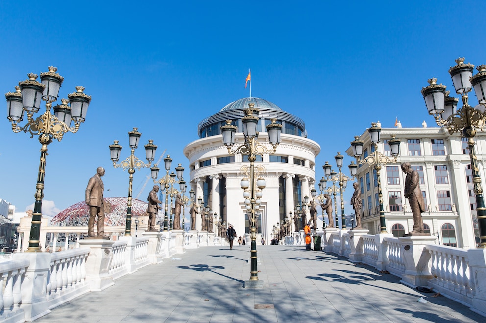 Und, verstehen Sie, woher die Stadt Skopje ihren Spitznamen hat?