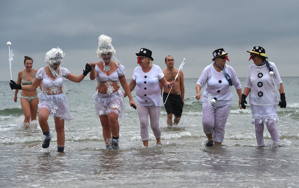 In der Ostsee findet Eisbaden mit Kostümen statt