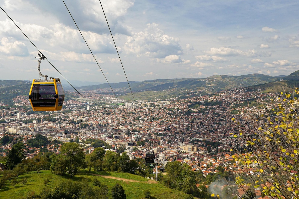 Eine Seilbahn, die über Sarajevo führt