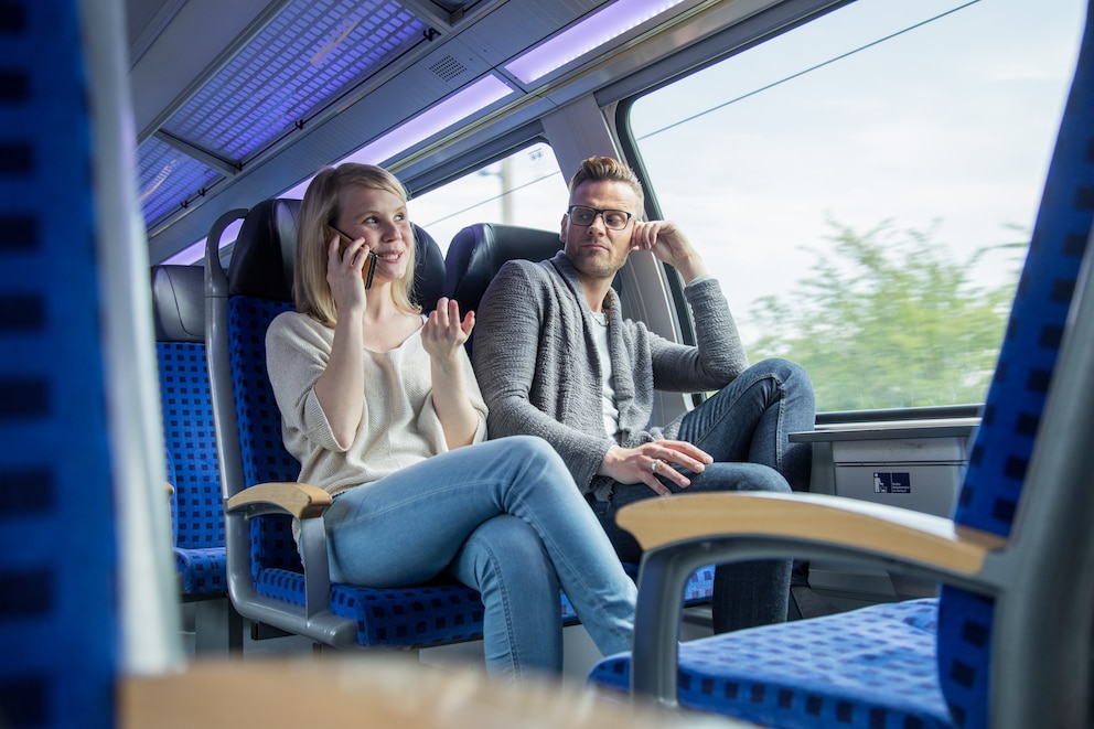 Wer in der Bahn permanent am Handy hängt, zieht den Frust anderer Reisender auf sich